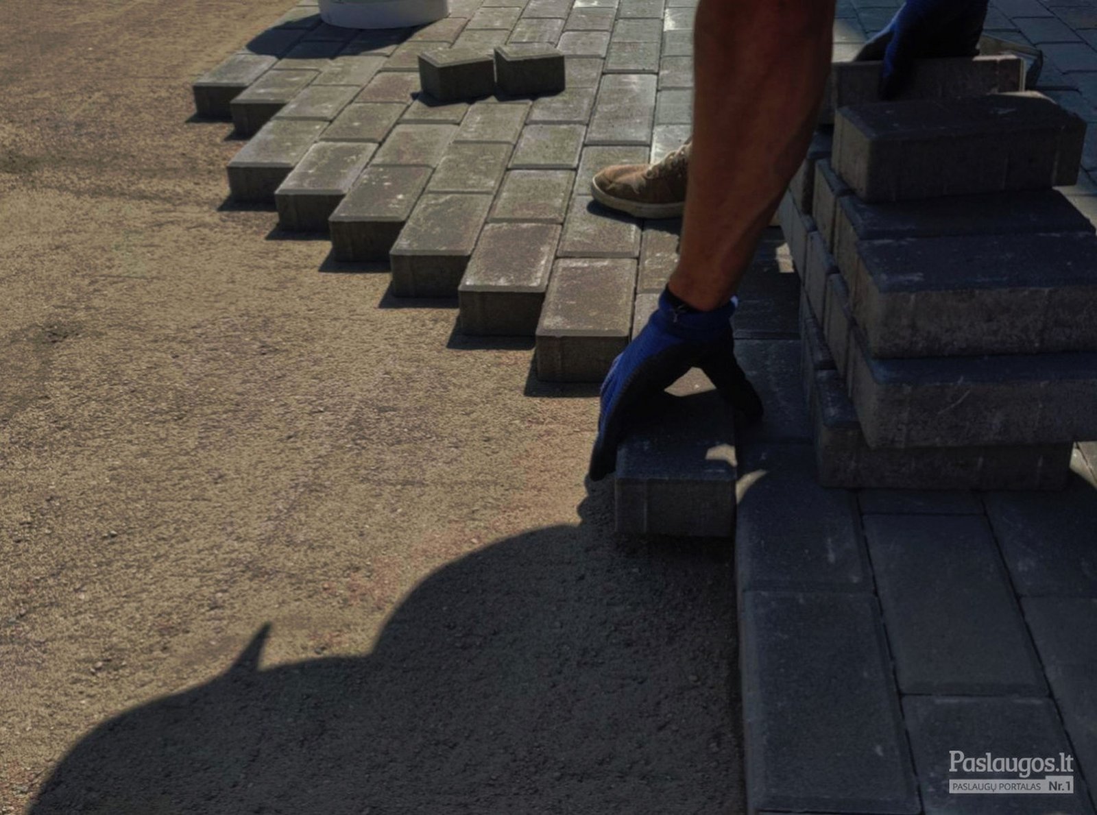 Trinkelių klojimo darbai ant paruošto pagrindo